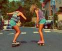 doua_fete_pe_skateboard_pe_strada_la_vale_in_oras_trecere_pietoni.jpg